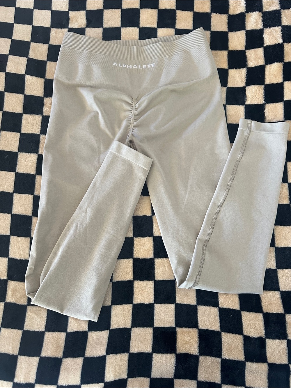 Alphalete Dove Gray Scrunch Seam Leggings